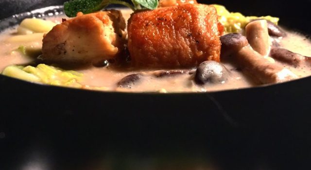 Zuppa di castagne, verza, funghi pioppini e coniglio glassato al miele