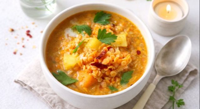 Zuppa speziata di lenticchie rosse, patate, zucca e cocco