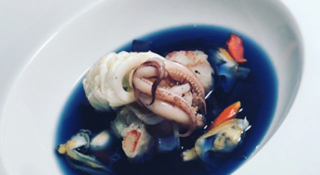 Zuppetta di calamaro, fasolari, battuta di scampi, acqua di cavolo rosso in doppia consistenza aromatizzato al lime e sale blu di persia