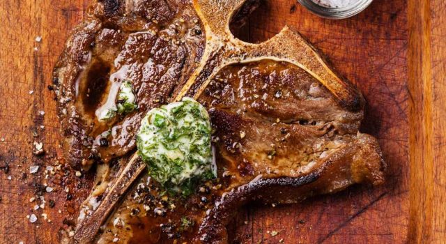 Ricetta Ferragosto: costata di scottona alla brace con burro alle erbe