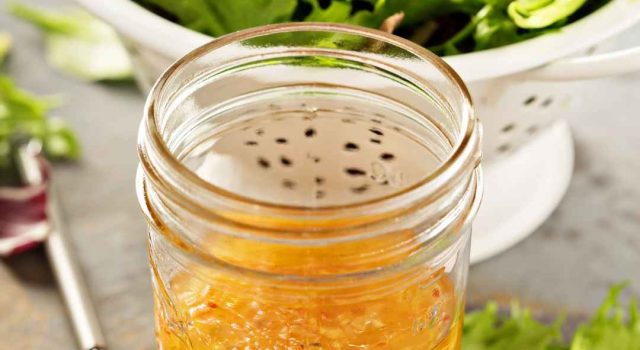 Lattuga grigliata con vinaigrette al miele, formaggio di capra e uva