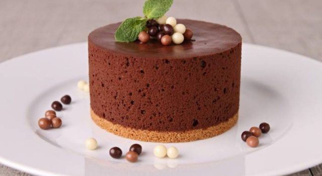 Mousse al cioccolato e arancia con base croccante