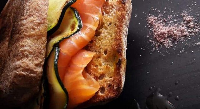 panino integrale con salmone e melanzane fritte
