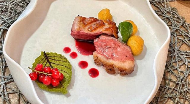 Petto d'anatra con salsa al vino rosso e frutti di bosco