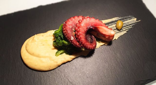 Polpo croccante cotto a bassa temperatura su crema di fave e cime di rapa
