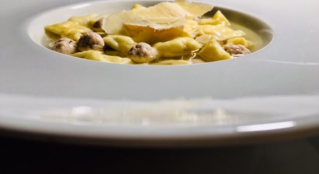 Ravioli del Plin con ricotta di pecora in brodo con polpettine di faraona