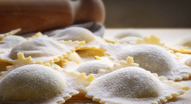 Ravioli di baccalà mantecato con peperoni all’agro e ricotta di pecora