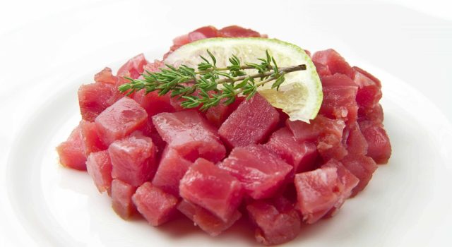 Tartare di tonno e spada in salsa alle fragole Tartare di tonno e spada: un antipasto fresco e originale con la salsa alle fragole La primavera è la stagione delle fragole, frutti rossi, dolci e succosi che si prestano a mille ricette.